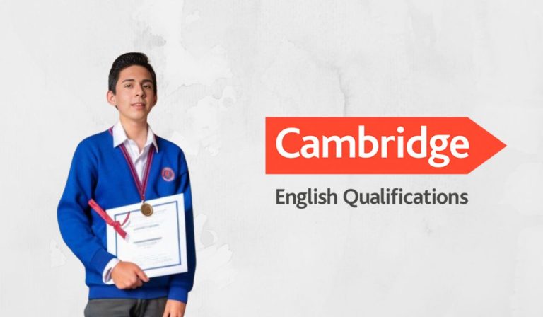 Estudiante con su certificación de inglés Cambridge