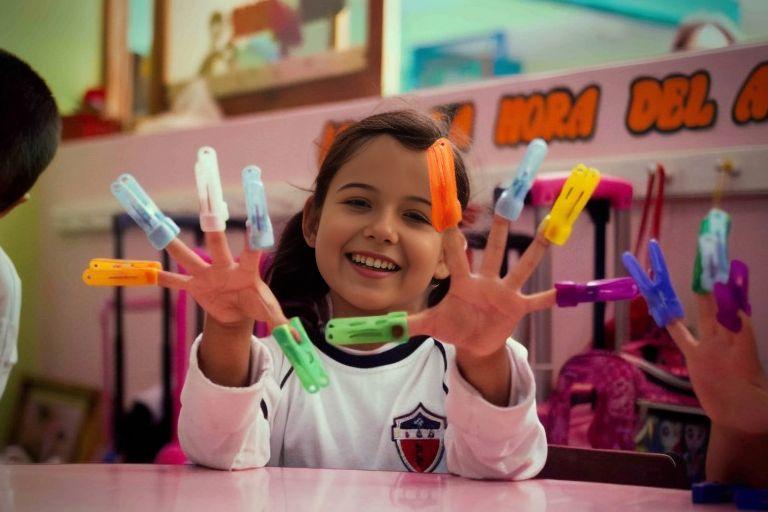 Estudiante de Talentos mostrando su proyecto creativo