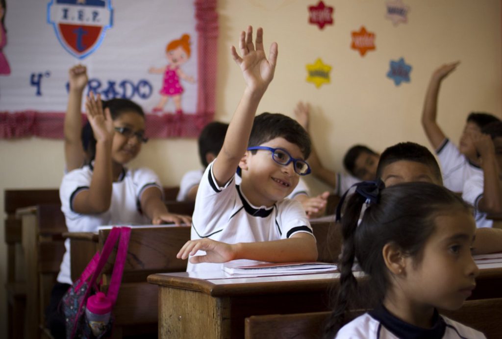Estudiantes de Colegio Talentos participando en clase